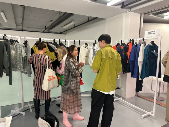 프랑스 파리에서 열린 패션위크 공식 수주전시회 '트라노이'의 웨더몬스터 부스에서 코오롱FnC 스태프가 바이어에게 상품을 소개하고 있다. 코오롱인더스트리 FnC 부문 제공